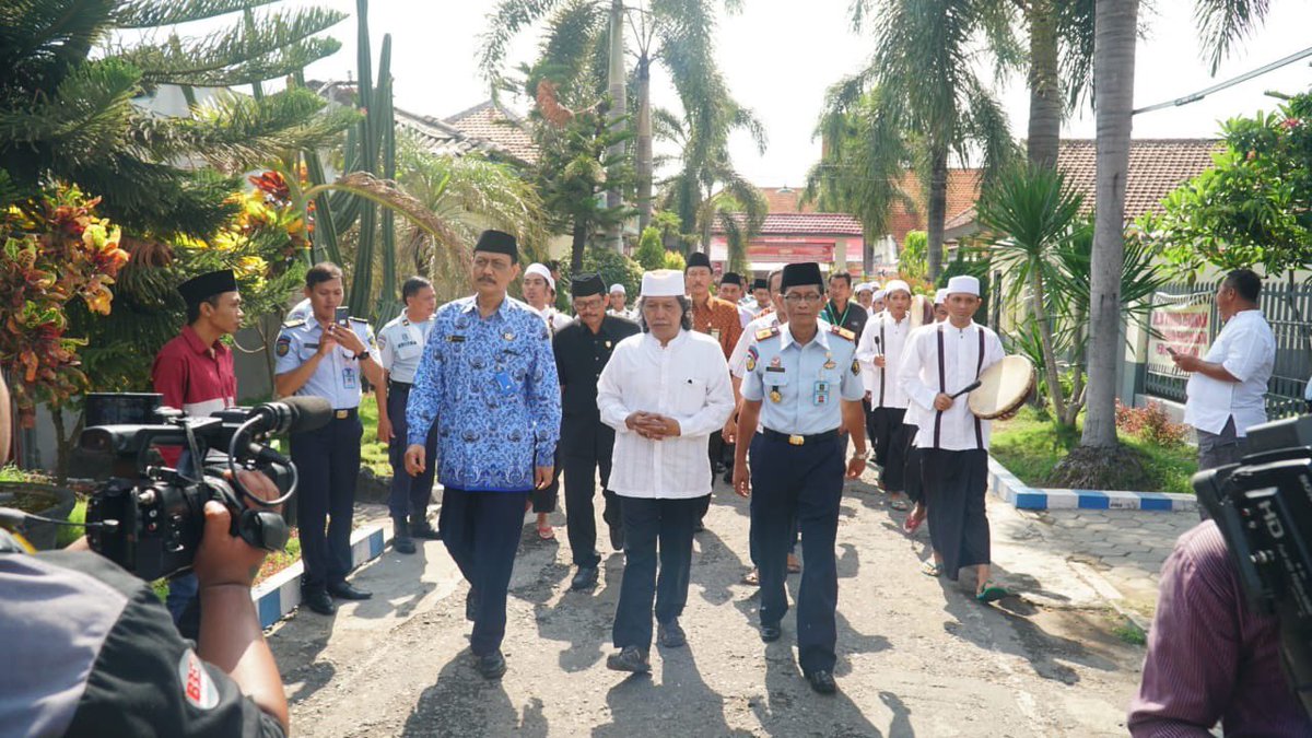 dRiveea05's tweet photo. Yang selalu menyayangi, menerima, menemani dan membersamai siapa saja..
Pejabat, pemuka agama, tokoh, dan yang paling sering adalah rakyat kecil dipinggir2 desa yang selalu dibesarkan hatinya..
Panjang Yuswa Bapak ❤️
#69TahunMbahNun 
#69TahunCakNun https://t.co/wLtwsFRXTf