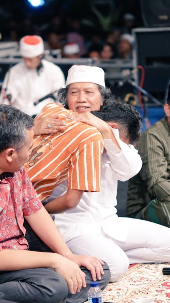 dRiveea05's tweet photo. Yang selalu menyayangi, menerima, menemani dan membersamai siapa saja..
Pejabat, pemuka agama, tokoh, dan yang paling sering adalah rakyat kecil dipinggir2 desa yang selalu dibesarkan hatinya..
Panjang Yuswa Bapak ❤️
#69TahunMbahNun 
#69TahunCakNun https://t.co/wLtwsFRXTf