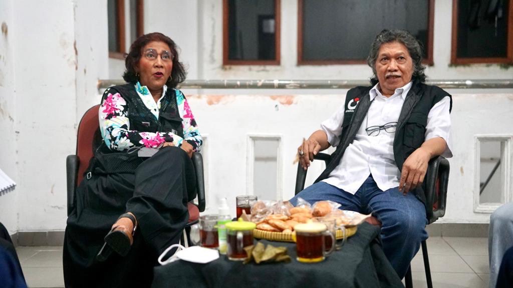 dRiveea05's tweet photo. Yang selalu menyayangi, menerima, menemani dan membersamai siapa saja..
Pejabat, pemuka agama, tokoh, dan yang paling sering adalah rakyat kecil dipinggir2 desa yang selalu dibesarkan hatinya..
Panjang Yuswa Bapak ❤️
#69TahunMbahNun 
#69TahunCakNun https://t.co/wLtwsFRXTf