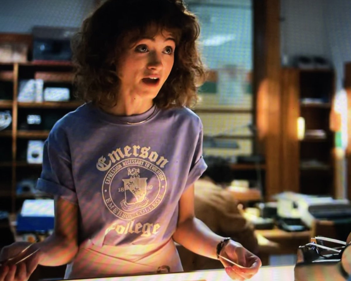 crispytine_'s tweet photo. NOT NANCY WHEELER IN STRANGER THINGS 4 GETTING INTO EMERSON COLLEGE AND WEARING EMERSON MERCH 🧍🏻‍♀️🤠😭✋🏼 https://t.co/AM07T9pDTX