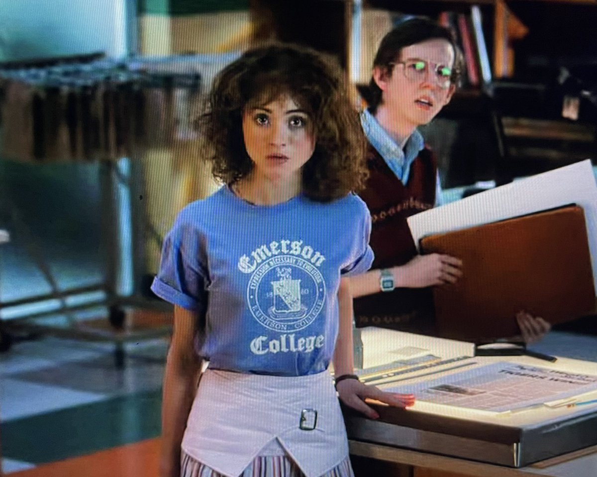 crispytine_'s tweet photo. NOT NANCY WHEELER IN STRANGER THINGS 4 GETTING INTO EMERSON COLLEGE AND WEARING EMERSON MERCH 🧍🏻‍♀️🤠😭✋🏼 https://t.co/AM07T9pDTX