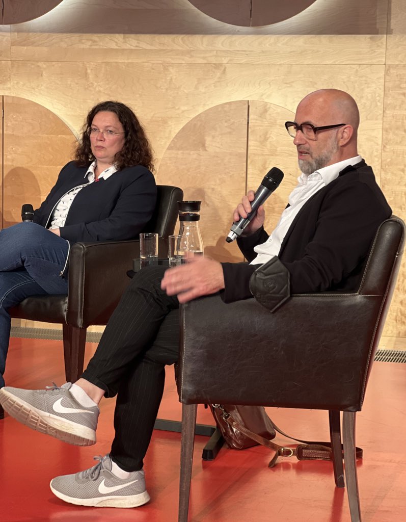 „Ich bin es leid auf diesen Podien zu sitzen!! Die Schule darf die Chancenungleichheit nicht noch verstärken!“ Christian Füller, Journalist und Autor zum Thema Bildungsgerechtigkeit jetzt auf dem Podium auf dem Podium u.A. mit <a href="/zwitscherNahles/">Zwitschernahles</a>
