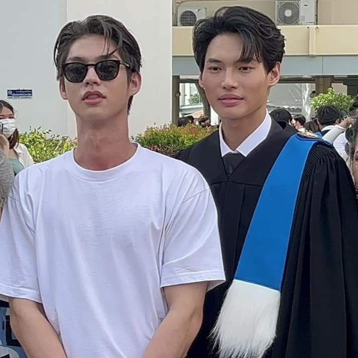 WorldLoveBW1's tweet photo. Bright si fue a la graduación de Win ❤️❤️
Siempre apoyándose mutuamente, como nosotras ha de estar muy orgulloso 💖
#WinGraduationDay 
#winmetawin
#bbrightvc 
#BrightWin https://t.co/YyxH8ksDiB