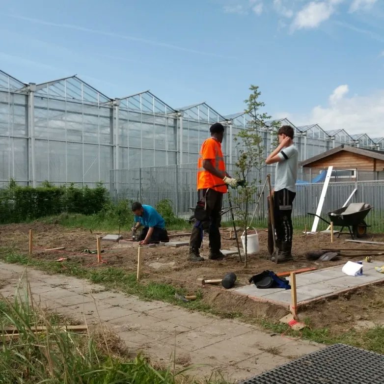Vorige week hebben de studenten van de GroenAcademie examen gedaan. Onder de studenten zat ook een van onze medewerkers die al werkzaam is in het wijkonderhoud in Zoetermeer voor de firma Hoek. Q.Paalvast is dus geslaagd. Klasse. #zoetermeer #geslaagd #diplomauitreiking