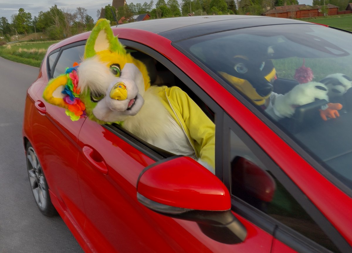 TeppyCollie's tweet photo. Wanna go for a ride in the Dogmobile?
@AorooHusky
#FursuitFriday 
📸@CapehFluff https://t.co/S09fbO8Pvd