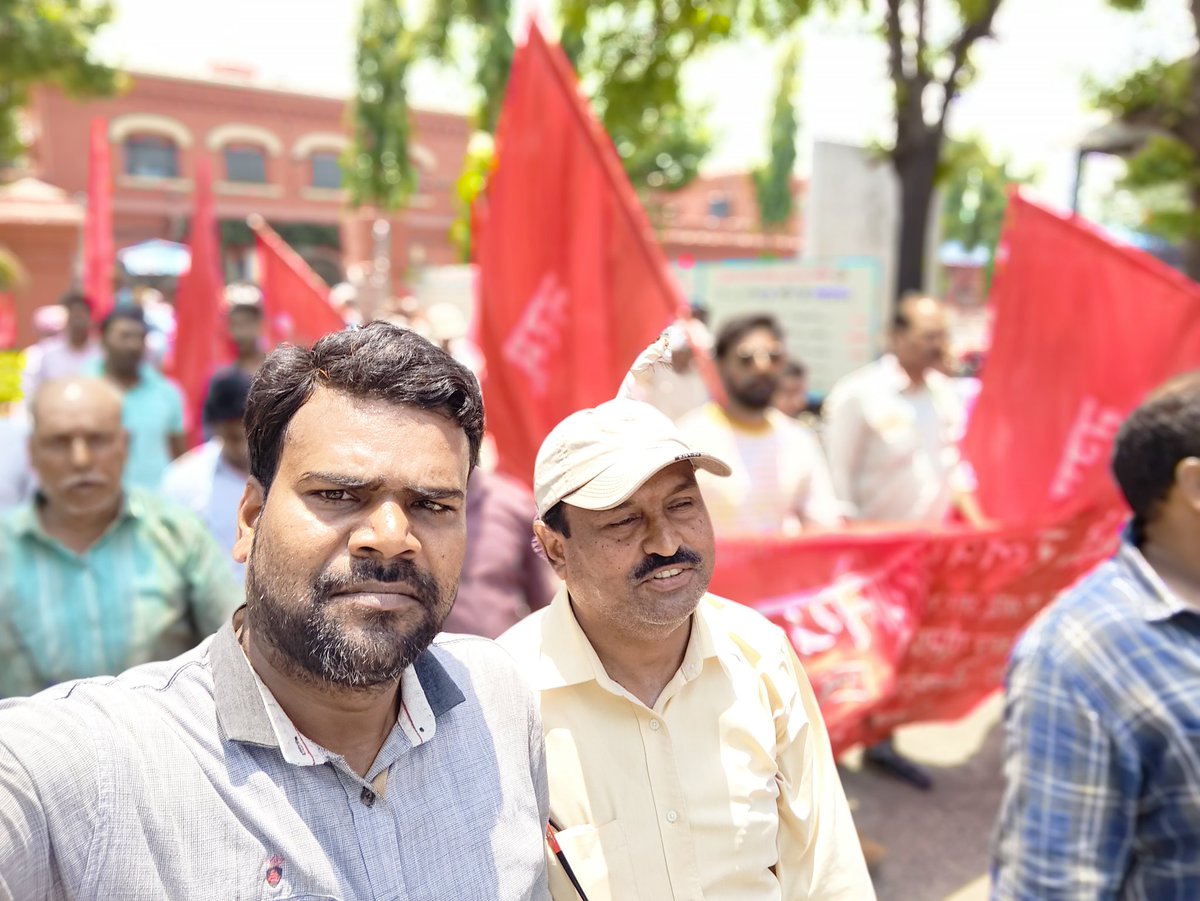 *रेलवे बोर्ड द्वारा जारी आदेश (50% पदों को समर्पण) के विरुद्ध आज दिनाँक 27.05.2022 को यांत्रिक कारखाना/गोरखपुर मे किया गए धरना एवं विरोध प्रदर्शन*

*प्रचार विभाग/नरमू*
*यांत्रिक कारखाना मण्डल*