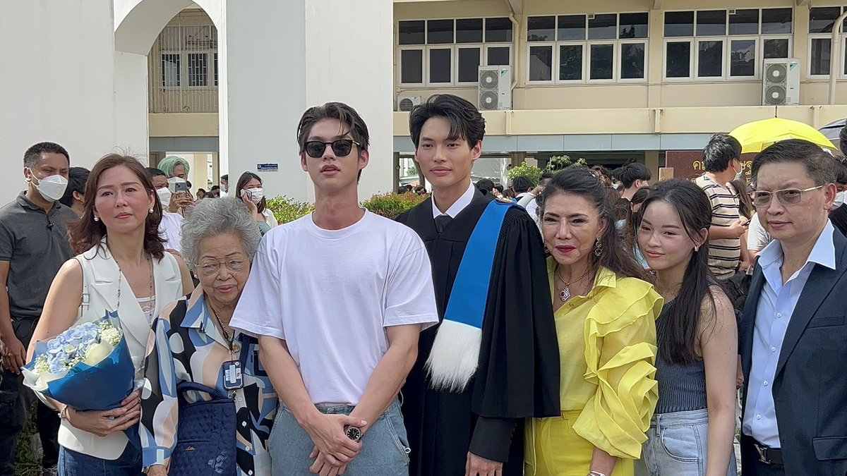 แจก 500  รีทวิต !!!!!!  #ไบร์ทวิน  #WinGraduationDay