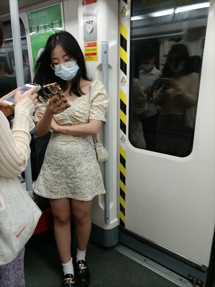 cloudliPHOTO's tweet photo. saw on the subway https://t.co/5RB9us5HcE