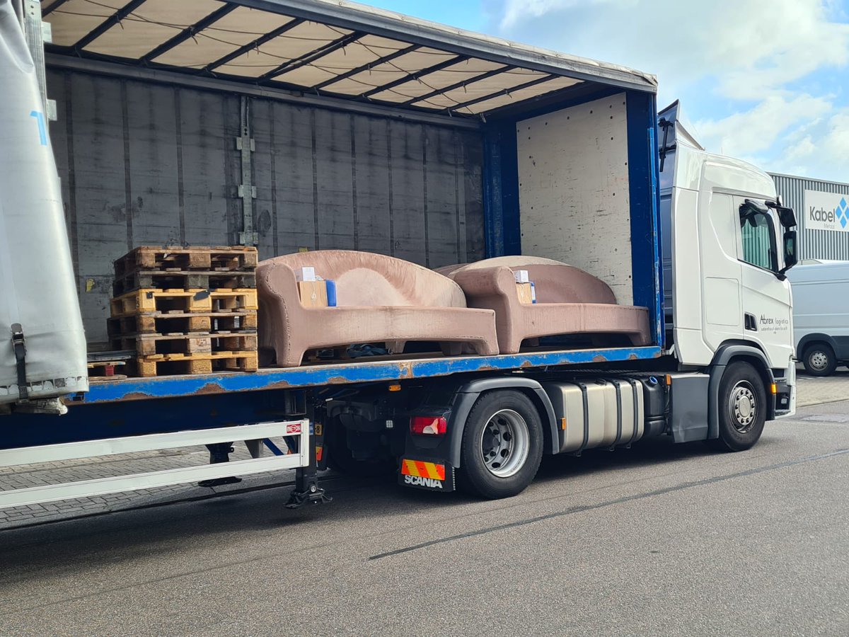 MissyMad73's tweet photo. #Vrijdag 27 mei 2022,

Het is eindelijk zover onze nieuwe #socialsofa is nu onderweg naar #deloads in #krommenie gesponsord door @parteon #huurderaanzet #winnaar 👊🏾❤️🤘🏾

#vrijdag #Netherlands #Smile
#Zaanstad #community #love https://t.co/jHyaGGSHJc