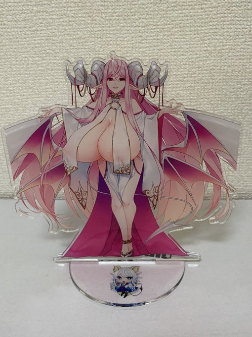 BIGアクリルフィギュア(今のところ非売品です)(2枚目は100円玉とのサイズ比較) 