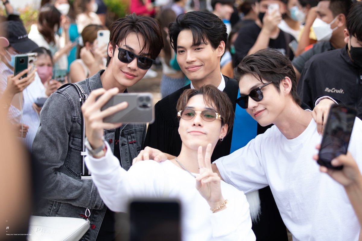 Jetaime_xx4's tweet photo. พี่ไบร์ทกับแก๊ง F4 มาแสดงความยินดีกับบัณฑิตน้องวินด้วย 🥺 #WinGraduationDay https://t.co/1CvItK4oC9
