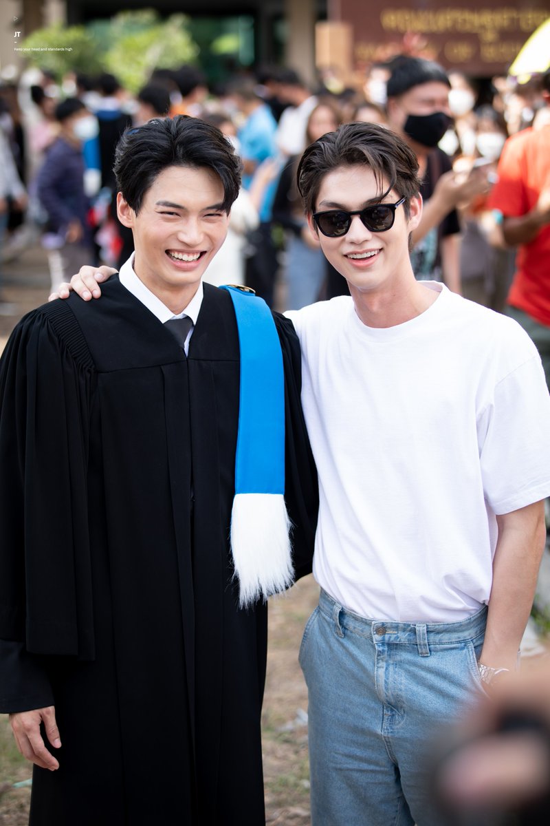 Jetaime_xx4's tweet photo. พี่ไบร์ทกับแก๊ง F4 มาแสดงความยินดีกับบัณฑิตน้องวินด้วย 🥺 #WinGraduationDay https://t.co/1CvItK4oC9