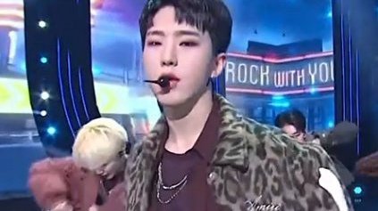 svtenha's tweet photo. the tiger headband is gone... HOSHI?!&amp;#;@?@&amp;* https://t.co/H6WzxZjAM8