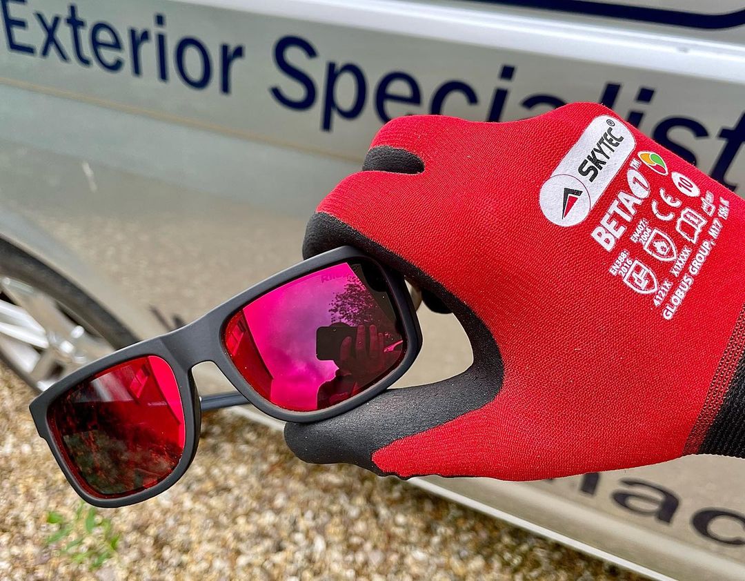 The Navigator - Beta 1 combo is unmatched in exterior cleaning!

Water resistant, market leading gloves with Revo Red safety sunglasses all for under £20! 

Here's AEMackintosh with a great snap of the pair 📸

Check out the Riley Navigators here - bit.ly/3NIQ7Df

#PPE