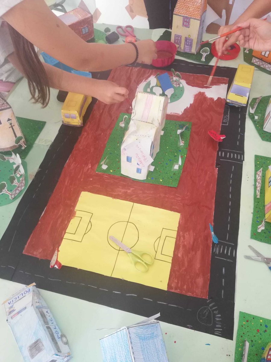 bloqueabloque's tweet photo. Así ha quedado la maqueta del grupo de 4º sobre su La Paterna y qué modificarían para que éste sea más amigable con la infancia. Además, nos ha dicho un pajarito que la maqueta también aparecerá en el vídeo que están preparando todos los grupos🤫#SentirMiBarrio @ParticipaGC https://t.co/xKFjmPrGaC