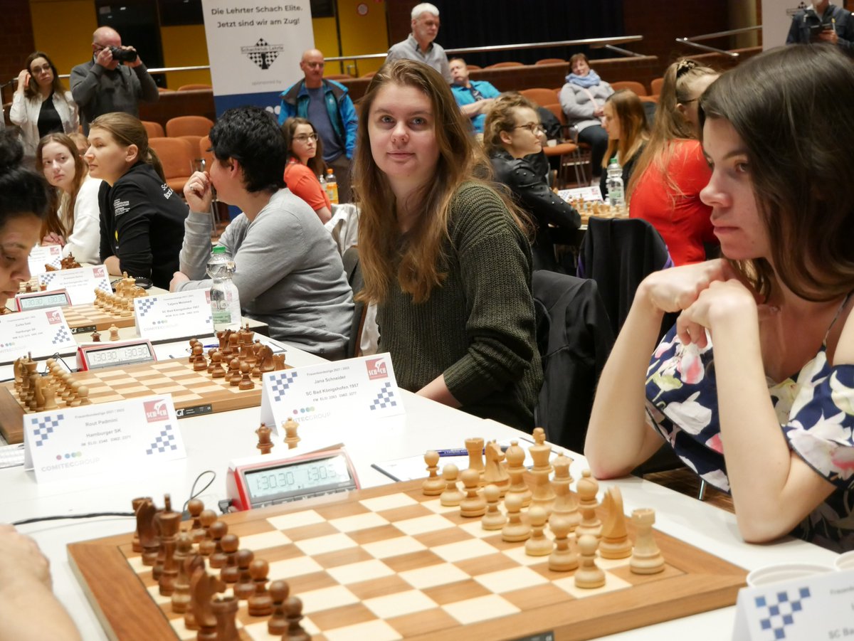 Noch drei Runden, dann wissen wir wer die Frauenbundesliga 2021/22 gewinnt. Bad Königshofen (im Bild) bekommt es heute mit den Favoritenschrecks vom <a href="/HSK1830/">HSK von 1830</a> zu tun. Die Partien laufen, ihr findet sie unter chess24.com/de/watch/live-…
#fblschach