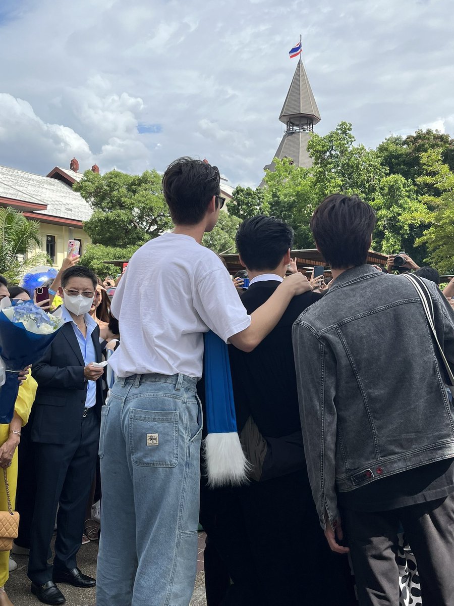salaleyoo__'s tweet photo. 😭😭😭😭😭😭😭😭😭😭😭😭

#WinGraduationDay
#winmetawin https://t.co/UzdUpSdpKE