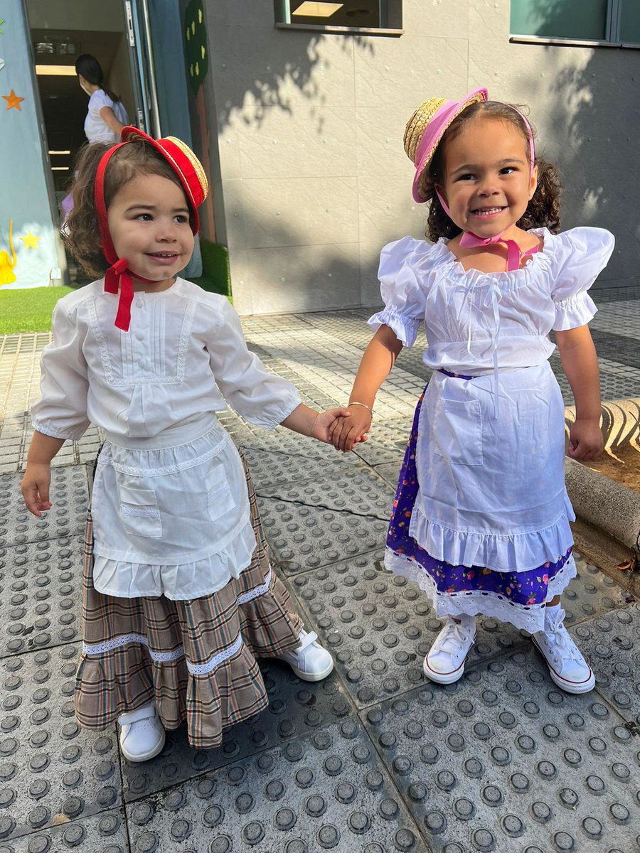 No matter where my family is in the world, we’ll always do our best to adapt/enjoy the culture. Today our daughter was so excited to get dressed and take pictures with her best friend for El día de Canarias! We’re so happy to take part in this beautiful tradition of the island!💛