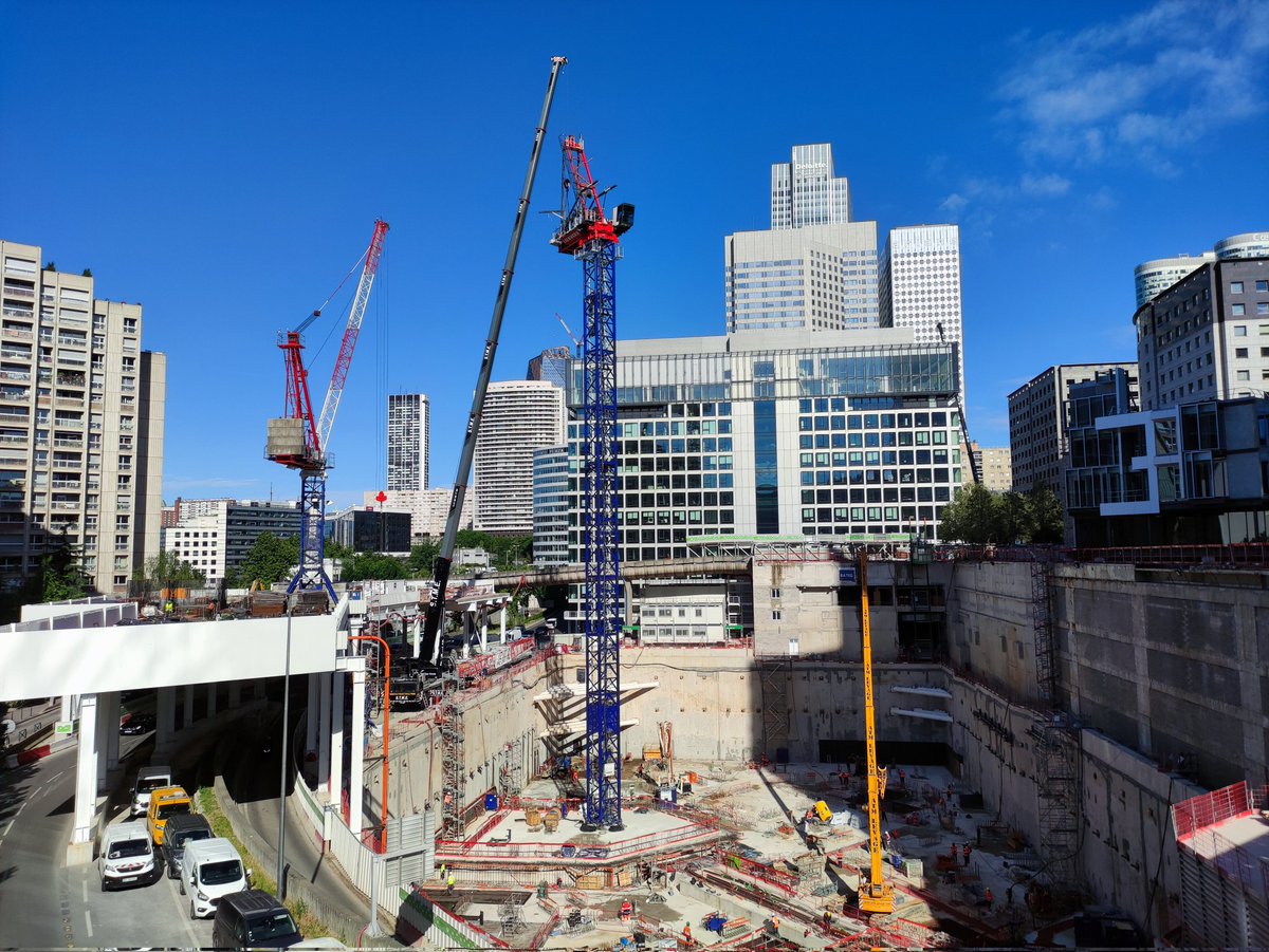 LCParisiens's tweet photo. Tour The Link à La Défense.
Cette semaine a été marquée par l'arrivée de la deuxième grue à flèche relevable du chantier, une Liebherr 357 EC-L. 
En parallèle, la réalisation et le coulage du radier se poursuit. 
@PcaStream @VINCIConstrucFR @villedeputeaux #STME @Liebherr https://t.co/c8qqZYOOHA