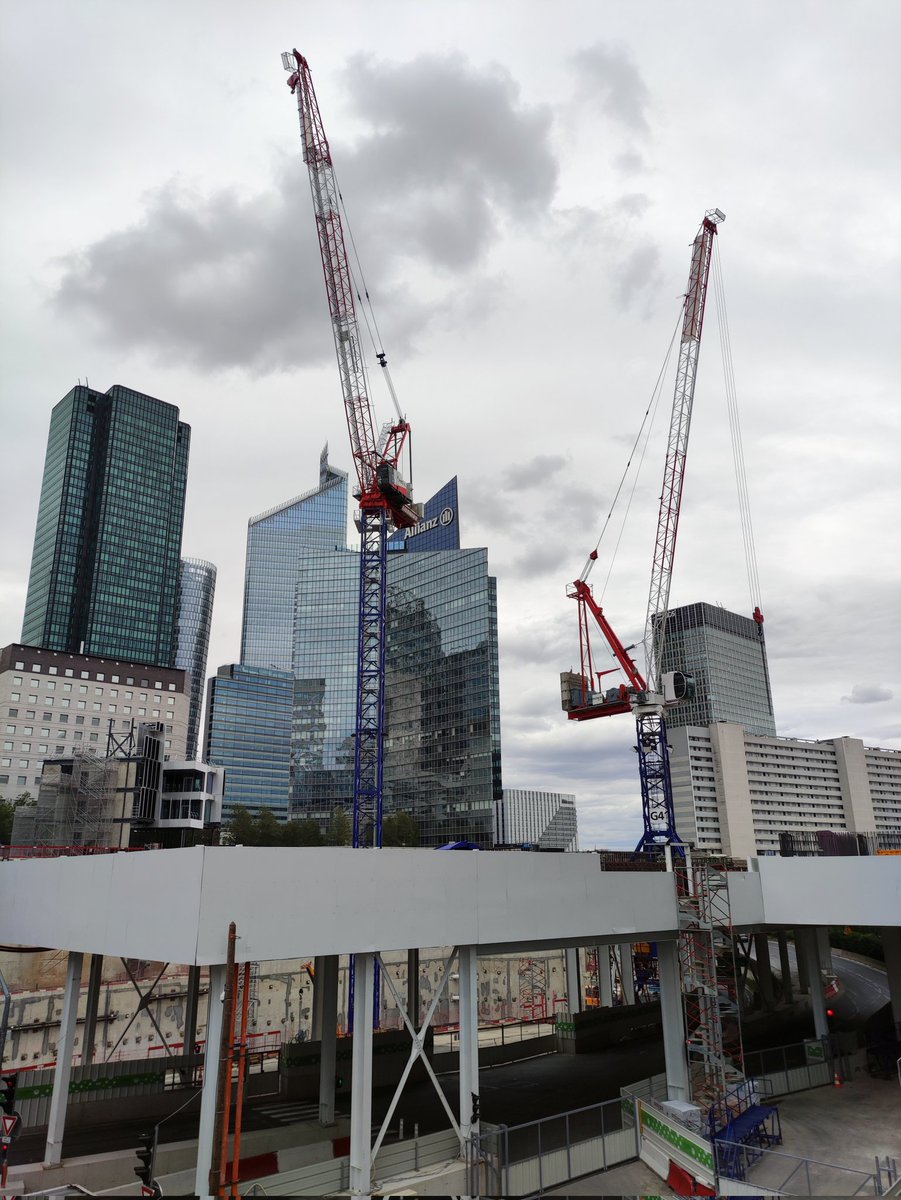 LCParisiens's tweet photo. Tour The Link à La Défense.
Cette semaine a été marquée par l'arrivée de la deuxième grue à flèche relevable du chantier, une Liebherr 357 EC-L. 
En parallèle, la réalisation et le coulage du radier se poursuit. 
@PcaStream @VINCIConstrucFR @villedeputeaux #STME @Liebherr https://t.co/c8qqZYOOHA