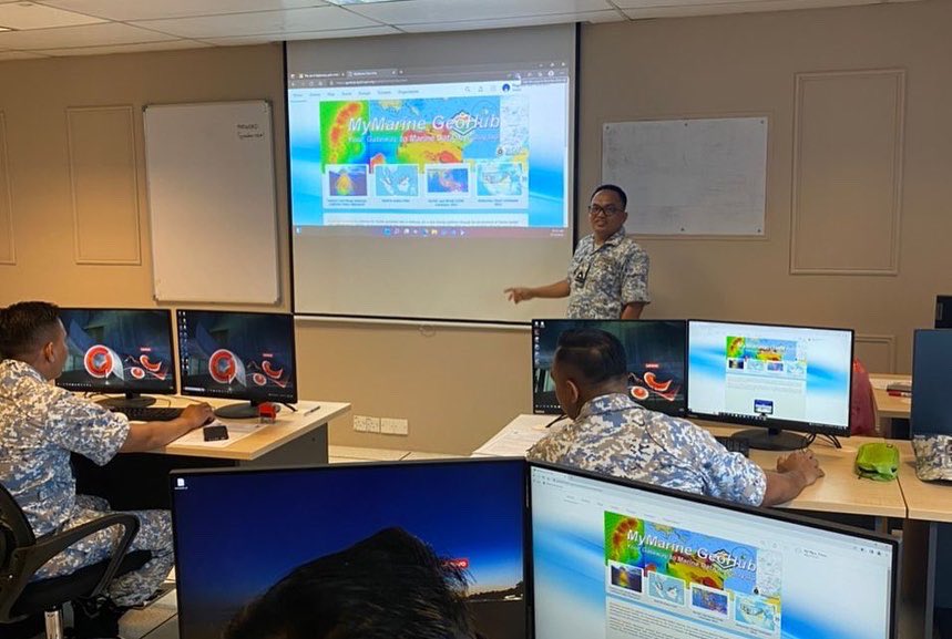 NatHydroCentre's tweet photo. Kursus Pengenalan dan Aplikasi Geografi Information System (GIS) telah dilaksanakan di PHN bermula 23 hingga 27 Mei 22.
Syabas dan tahniah kepada kesemua peserta.
#NavyUpdate
#ArcGIS
#GIS
#MyMCS
#MyMarineGeoHub https://t.co/OgCFHxIrlU