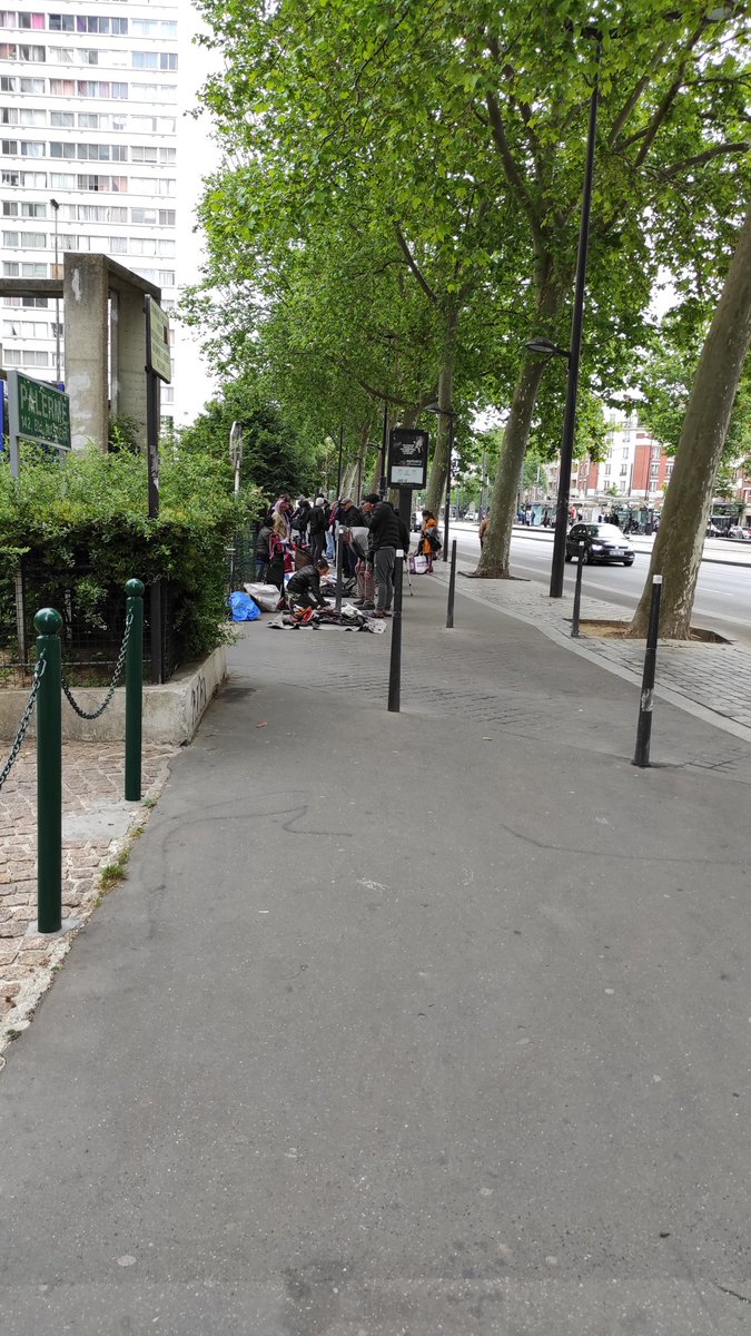 JanineTutor95's tweet photo. Vendeurs à la sauvette, marché clandestin sur le Boulevard Masséna, porte de Choisy. Jeu du chat et de la souris avec la Police toute la journée. À quand une solution pérenne ? @jerome_coumet @Anne_Hidalgo #roms Ça ne peut plus durer ! https://t.co/zNAB2Ku35P