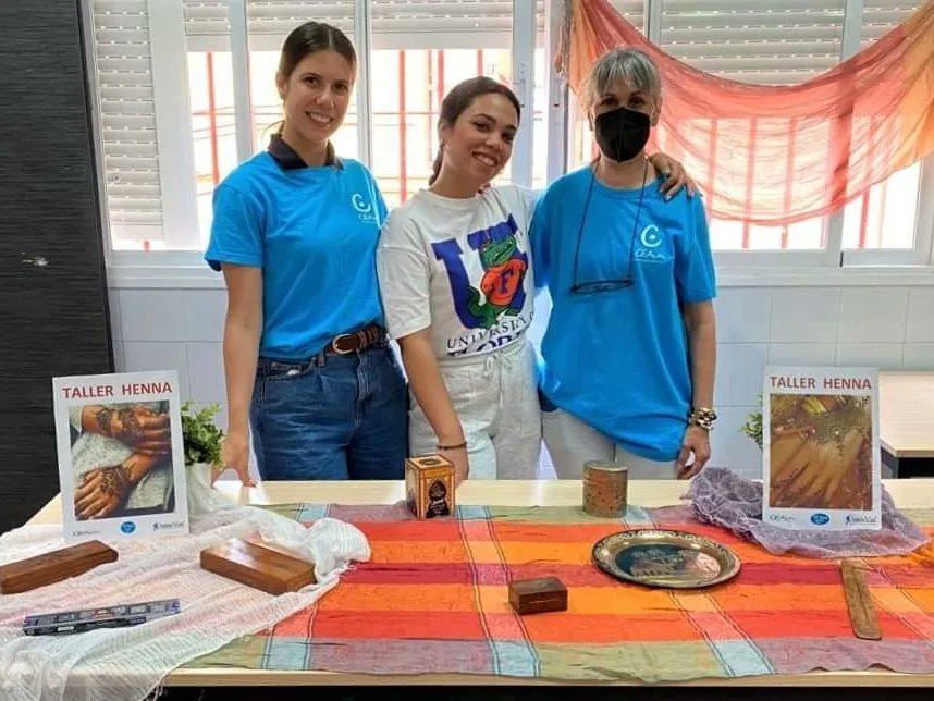 ceainjerez's tweet photo. La semana pasada compartimos una maravillosa tarde de intercambio cultural con los jóvenes del centro abierto del programa #CaixaProinfancia. Gracias a Omaima y Marwua, de Marruecos, por compartir con el grupo este taller de henna.
@FundlaCaixa #CEAin #educacion https://t.co/HjWeVe0zxR