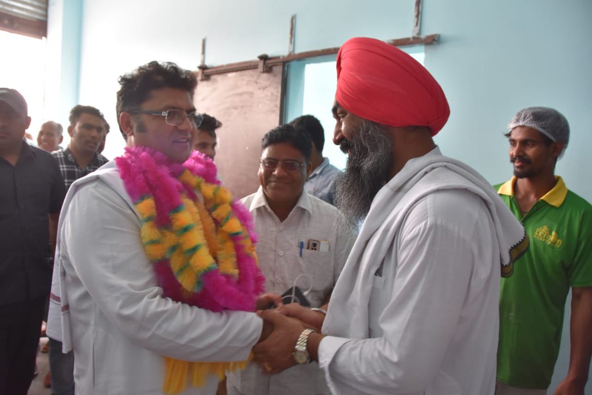 Tanwar_Indian's tweet photo. महेश नलवा जी के आवास पर आज चाय पर चर्चा की और अगामी @ArvindKejriwal जी की रैली को सफल बनाने पर विचार विमर्श किया। https://t.co/RHyHmt3QEJ