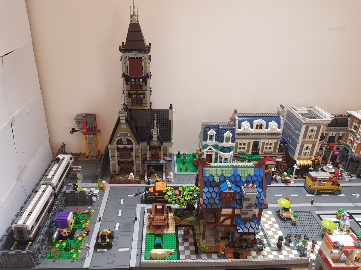 CharrisWing's tweet photo. Transition completed. #MyLegoCity rearranged and I love the new look and layout from the prominent position of the #MedievalBlacksmith opposite the towering Haunted House to the boardwalk overlooking the beach to the residential area with dolphin water feature.
#lego #legoroom https://t.co/8KLXfL6Po3