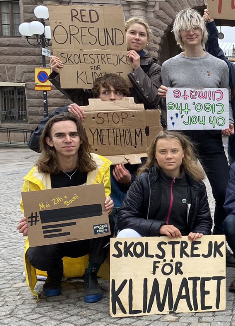 DenGroenneUng's tweet photo. Halfdan og Viktoria er taget til Stockholm for at strejke mod Lynetteholm, og sidder nu sammen med @GretaThunberg og andre aktivister. #FridaysForFuture @Trinebramsen @LeaWermelin https://t.co/GFVsXPKCS8