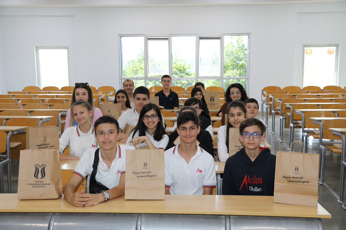 TeknolojiSubu's tweet photo. AÇILIM OKULLARI ORTAOKUL ÖĞRENCİLERİ FAKÜLTEMİZİ ZİYARET ETTİ

Açılım Okulları Müdürü Ahmet İçözve Matematik Öğretmeni Nagihan Birbir, Fen Bilimleri Öğretmeni Aylin Atalay eşliğinde Fakültemize gelen 20 öğrenci , Mühendislik bölümlerini, atölye ve  laboratuvarlarını gezdiler. https://t.co/ZL11VbGk3D