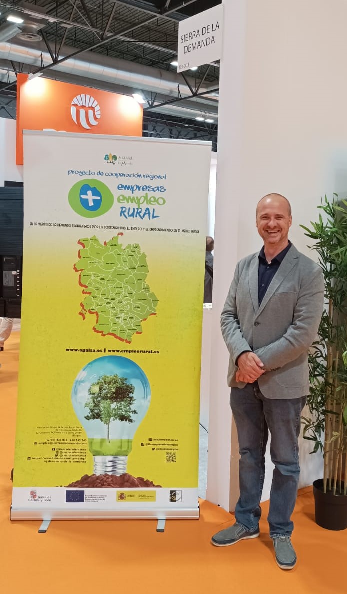 empresasempleo's tweet photo. 📍Nuestro proyecto esta en la Feria FIMA.

Durante estos días podéis visualizar todas las oportunidades de la comarca @sierralademanda 

📸En la imagen Javier Ruiz, técnico de empleo y emprendimiento de #Agalsa #Burgos  

#FIMA #Feria #Empleo #emprendimiento #oportunidades https://t.co/rqSdBvtlSU