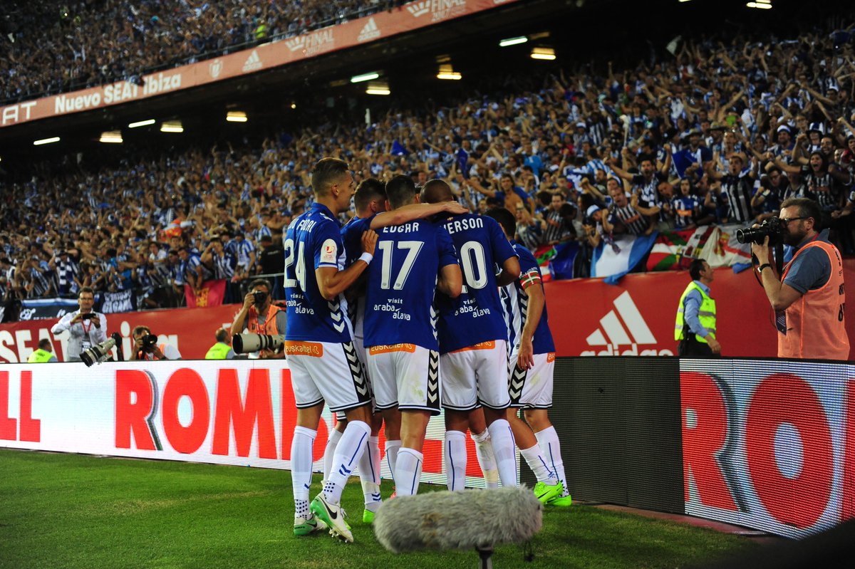 Alaves's tweet photo. 🗓️ 𝟐𝟕/𝟎𝟓/𝟐𝟎𝟏𝟕

El día que inundamos Madrid de albiazul. 
El día que jugamos la final de la Copa del Rey.
El día que recordaremos siempre.

#GoazenGlorioso 🦊 https://t.co/f3Jgd2vWN4