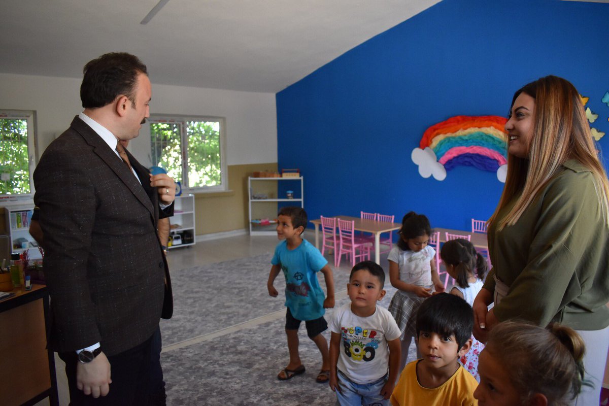 KarkamisMEM's tweet photo. Kaymakamımız Sayın Göksu BAYRAM, İlçe Milli Eğitim Müdürümüz Halil KENDİRCİ ve ilçe protokolü Yurtbağı İlkokulunu ve ana sınıfını  ziyaret ederek öğrenci ve öğretmenlerle  bir araya geldiler. @tcmeb @davut @goksubyrm @Yasintepe @Hkendrc @yurtbagi https://t.co/uIZK635u4i