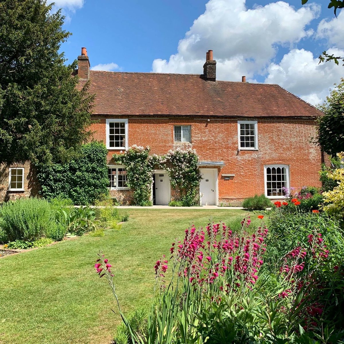 JaneAustenHouse's tweet image. ⏰ We are OPEN all weekend and ALL of next week! 

Explore Jane’s home, see the iconic Mr Darcy shirt up close, indulge in some Regency dress up and enjoy an ice cream on the lawn.🍦

👑 Plus, special Jubilee activities! 

👉 Plan your visit: buff.ly/3kGzBqD

#janeausten