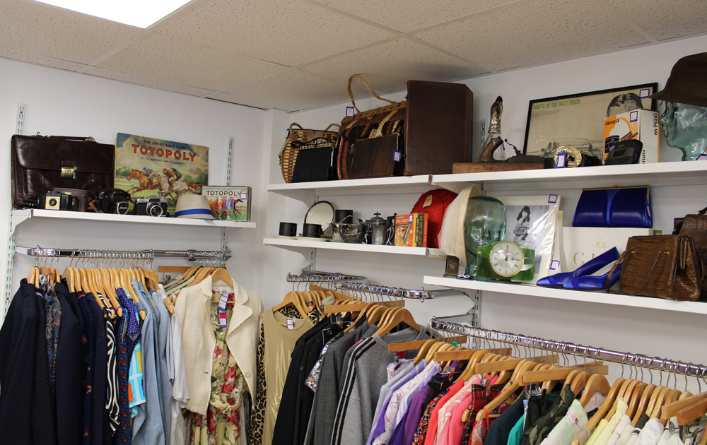 HeadingtonNews's tweet image. The Cancer Research charity shop near Iceland reopened this morning, following its refit. It is much smarter and bigger than before, with a new vintage section in the far corner