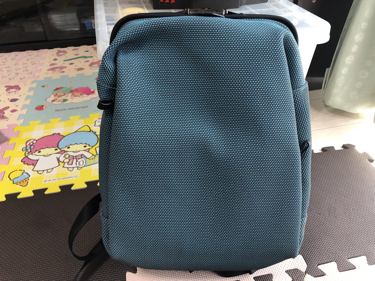 Dewey_SS's tweet photo. 平沢さんと同じ鞄が欲しかったけど、私が使いこなすのは難しそうなので、同じブランドの違うタイプのを購入。ファスナーじゃないのがめちゃくちゃいい！色合いも独特！ノベルティも素敵！長い付き合いになりそう。#ARTPHERE #TOND https://t.co/QabTC94kiT
