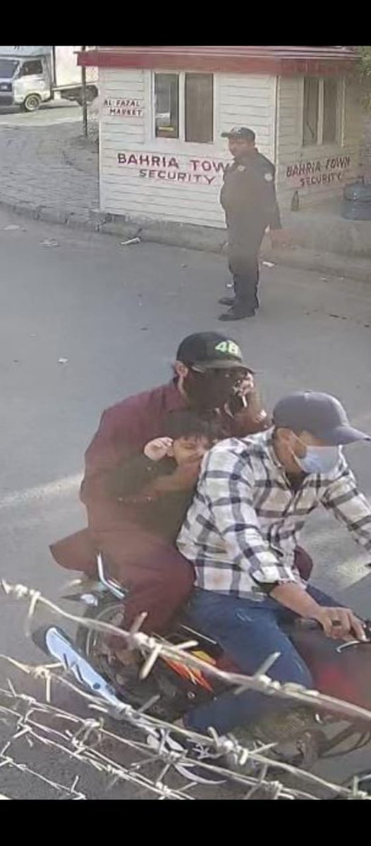 S7861000K's tweet image. If you spread this picture, someone might recognize these people and come forward. The kid was taken from Bahria town.