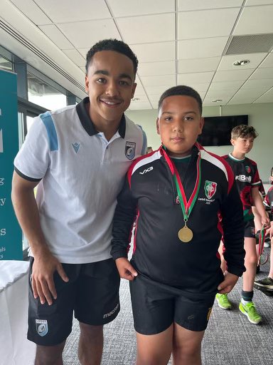 ElenFaje's tweet image. Diolch @ClwbRygbiIau am tymor llawn profiadau arbennig i’r bechgyn. Diolch am y croeso cynnes cafodd Tunde. What a way to top off the season meeting such an inspirational role model. @ACabango