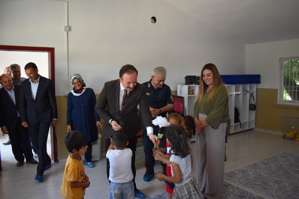 Kaymakamımız Sayın Göksu BAYRAM ilçe Milli Eğitim Müdürümüz Halil KENDİRCİ KARKAMIŞ İlçe Jandarma Karakol Komutanı Vekili Ayhan ÖZYÖN  Muhtarımız Ümmühan BOZKURT İlkokulumzu ve Anasınıfımızı ziyaretlerinden dolayı Teşekkür ederiz  <a href="/tcmeb/">Millî Eğitim Bakanlığı</a> <a href="/gul_davut/">Davut GÜL</a> <a href="/goksubyrm/">Göksu Bayram</a> <a href="/yasintepe/">Yasin TEPE</a> <a href="/Hkendrc/">HALİL KENDİRCİ</a>