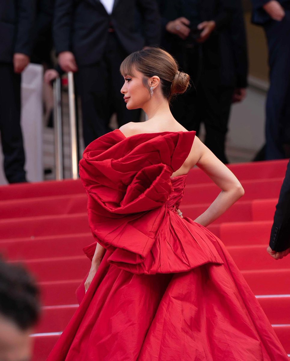 manilabulletin's tweet photo. HEART IN CANNES ❤️

Heart Evagelista debuts at the red carpet of the 75th Cannes Film Festival. She wore a red couture gown designed by Tony Ward and accessorized by Matara Studio.

In a Facebook post, Evangelista said it was a privilege for her to grace the said event. https://t.co/vnf899lpT5