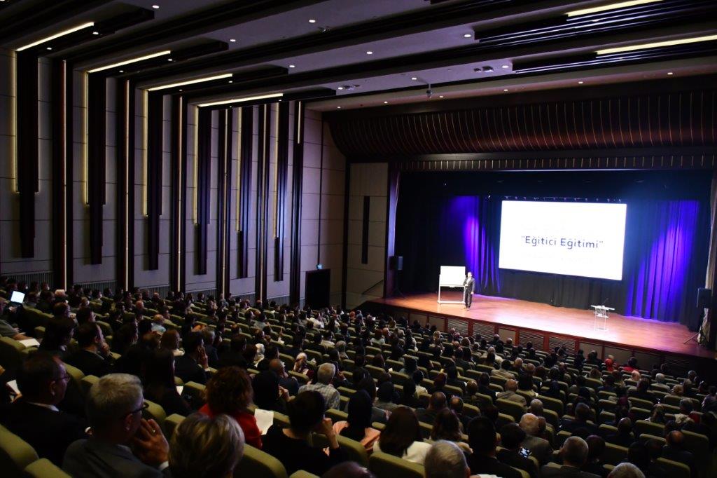 “Her Kurumda Bir Eğitici” projemiz kapsamında, #resmîyazışma eğiticilerimizin yetişkin eğitimine ilişkin yöntem ve teknikler hakkında bilgi sahibi olması amacıyla <a href="/utkunefesoglu/">Utku Nefesoğlu</a> ile düzenlediğimiz eğitimin tüm eğiticilerimize ve kurumlarımıza faydalı olmasını dilerim.🎯