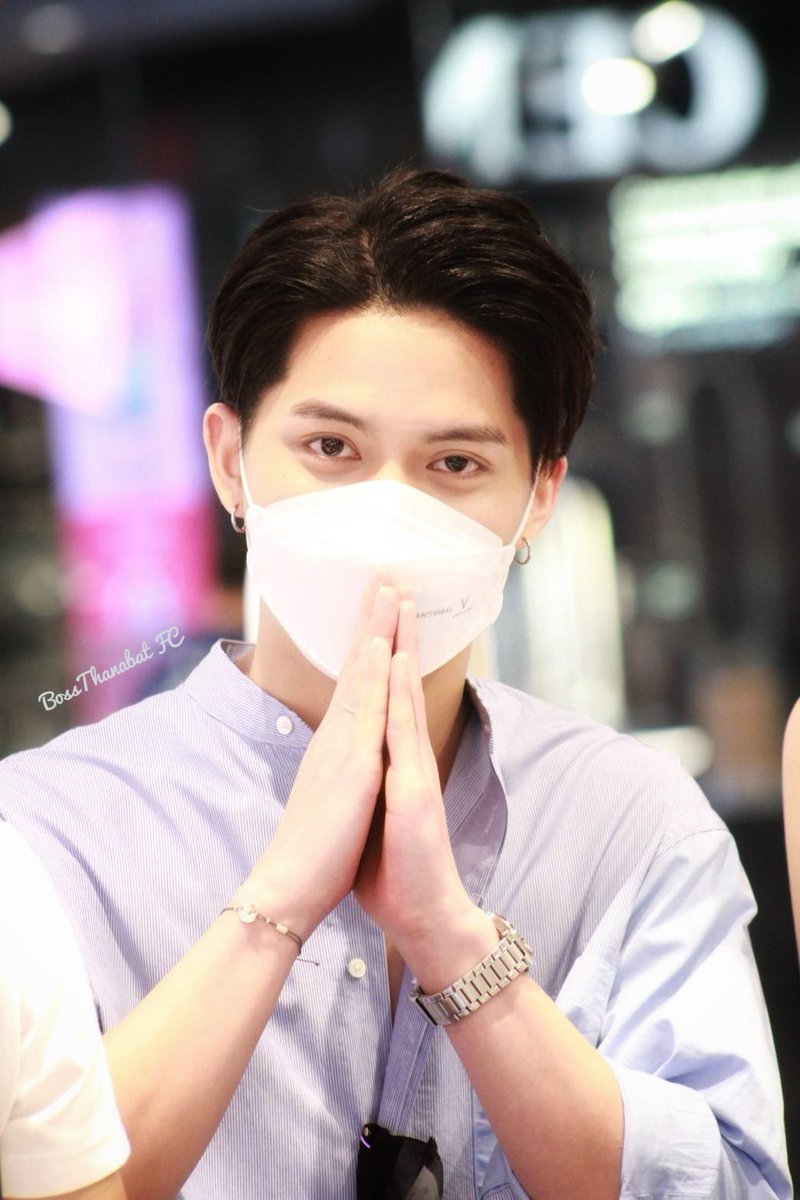 BossThanabatFC's tweet photo. กราบสวัสดีเลขาตลอดอ่ะเจ้านายเรา มารยาทงามสุดๆ 
#BossThanabat 
#บอสจ๋าเลขามาแล้ว 
#EsteeLauder https://t.co/WjIVup7kNQ