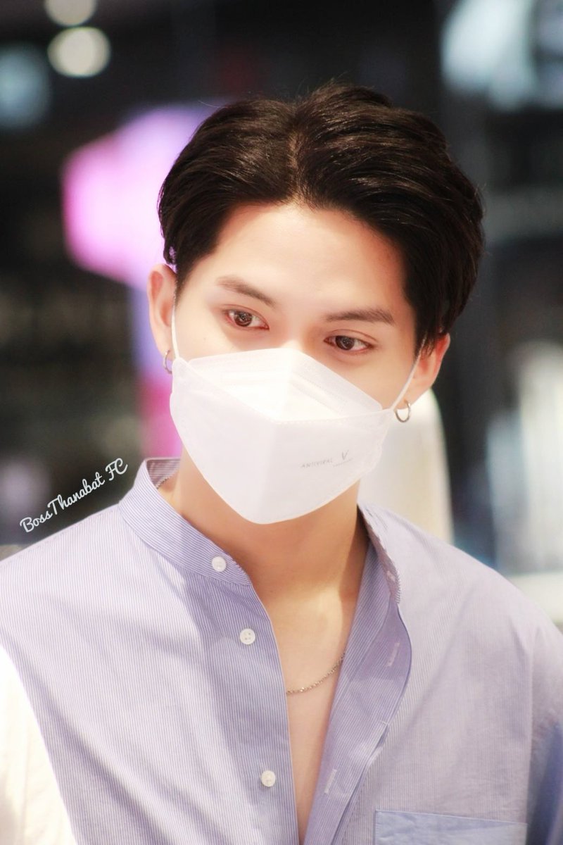 BossThanabatFC's tweet photo. กราบสวัสดีเลขาตลอดอ่ะเจ้านายเรา มารยาทงามสุดๆ 
#BossThanabat 
#บอสจ๋าเลขามาแล้ว 
#EsteeLauder https://t.co/WjIVup7kNQ