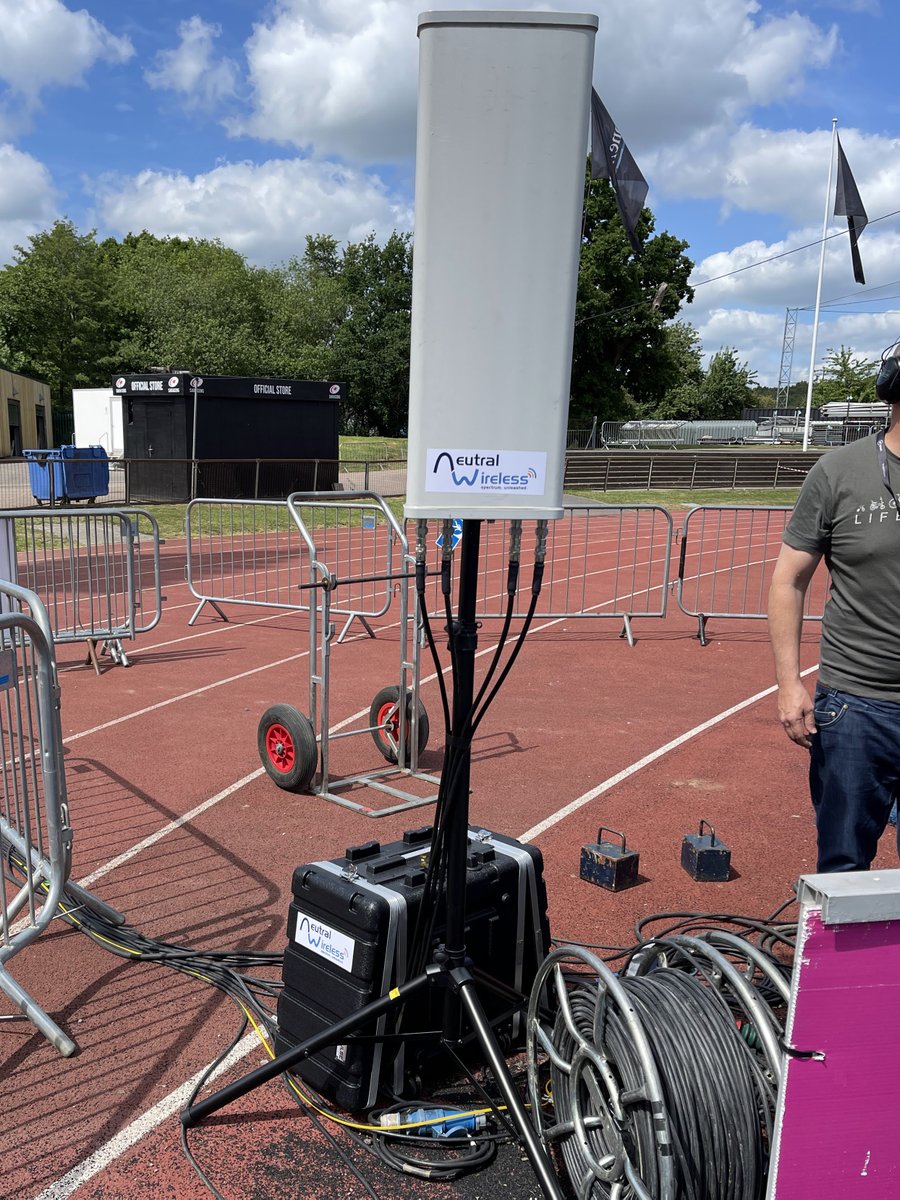 StrathSDR's tweet photo. The @NeutralWireless #5G #SA network was operating in the #n77 #SharedSpectrum band, featuring @AMD @XilinxInc FPGA enabled radio and compute. The #100MHz cells were configured for high uplink throughput. An edge #userplane was deployed on site to meet tight latency requirements https://t.co/1qoEtIxUxs
