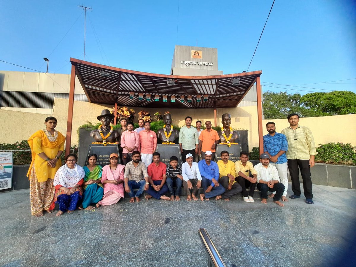 HinduJagrutiOrg's tweet image. HJS&apos;s Cleanup Campaign of &apos;Revolutionary Memorials&apos;

In Rajgurunagar, memorial of Bhagat Singh, Rajguru, and Sukhdev and the surrounding area was cleaned.

Activists from @BajrangDalOrg  and some other Hindu organisations accompanied HJS for the cleaning.