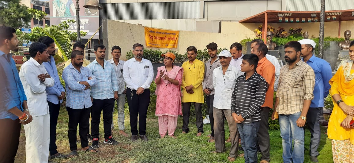 HinduJagrutiOrg's tweet image. HJS&apos;s Cleanup Campaign of &apos;Revolutionary Memorials&apos;

In Rajgurunagar, memorial of Bhagat Singh, Rajguru, and Sukhdev and the surrounding area was cleaned.

Activists from @BajrangDalOrg  and some other Hindu organisations accompanied HJS for the cleaning.