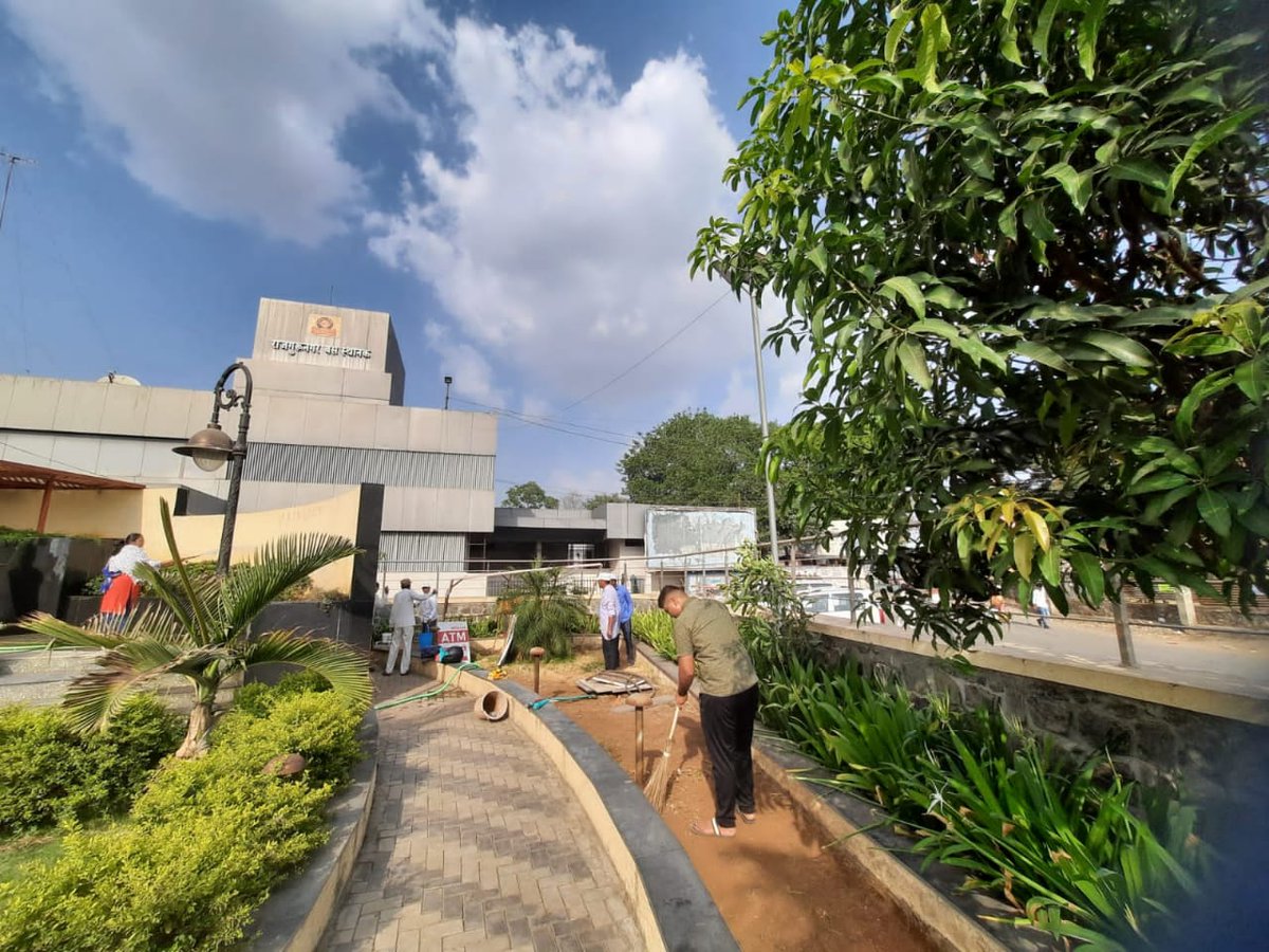 HinduJagrutiOrg's tweet image. HJS&apos;s Cleanup Campaign of &apos;Revolutionary Memorials&apos;

In Rajgurunagar, memorial of Bhagat Singh, Rajguru, and Sukhdev and the surrounding area was cleaned.

Activists from @BajrangDalOrg  and some other Hindu organisations accompanied HJS for the cleaning.