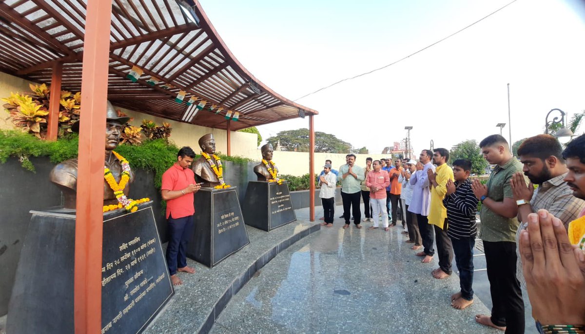 HinduJagrutiOrg's tweet image. HJS&apos;s Cleanup Campaign of &apos;Revolutionary Memorials&apos;

In Rajgurunagar, memorial of Bhagat Singh, Rajguru, and Sukhdev and the surrounding area was cleaned.

Activists from @BajrangDalOrg  and some other Hindu organisations accompanied HJS for the cleaning.