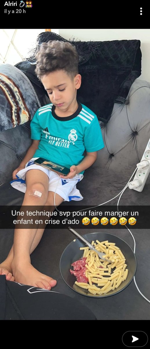 CryptonaVirus's tweet image. La technique c&apos;est de lui faire un vrai repas équilibré bande de clochard craceux, pas des pâtes blanches avec un bout de saucisson !
#alrima #poupettekenza #stafftechnique